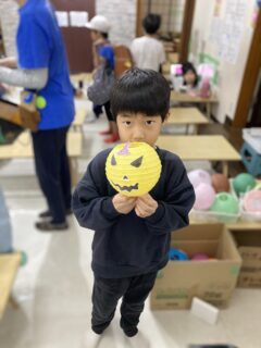 光るおばけたち、パーティーの準備中✨🎃🏮@kukuna