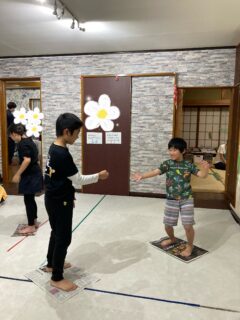 足の下は新聞紙、心の中は冒険心！新聞紙島チャレンジ🏝️✨@kukuna