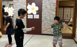 足の下は新聞紙、心の中は冒険心！新聞紙島チャレンジ🏝️✨@kukuna