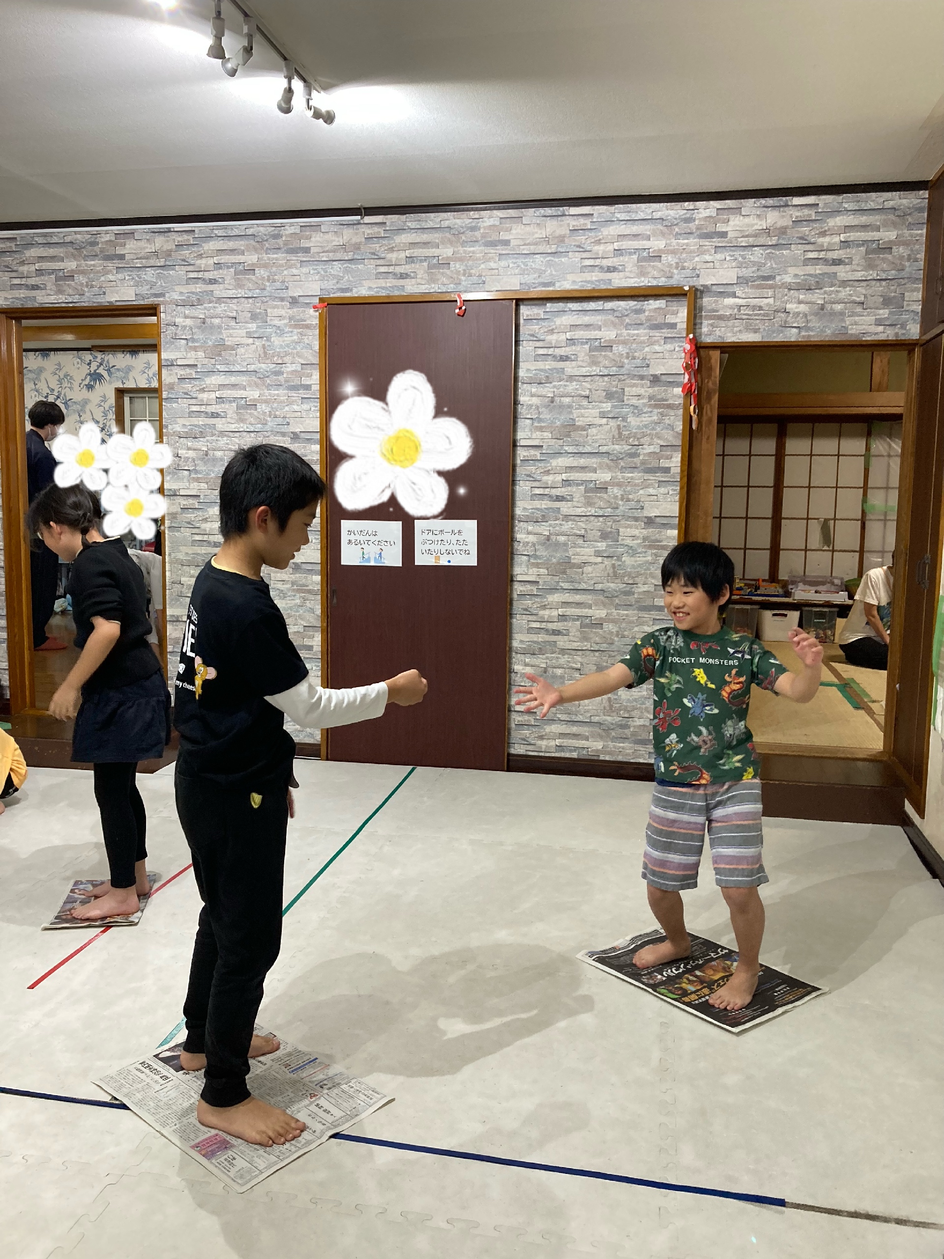 足の下は新聞紙、心の中は冒険心!新聞紙島チャレンジ🏝️✨@kukuna